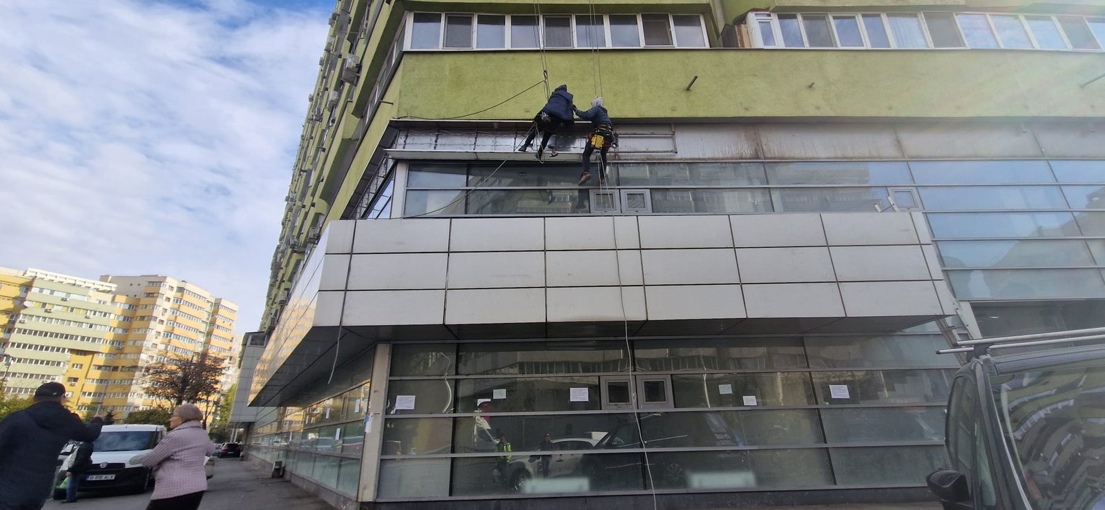 Echipa High-Alpin pe fațada unei clădiri