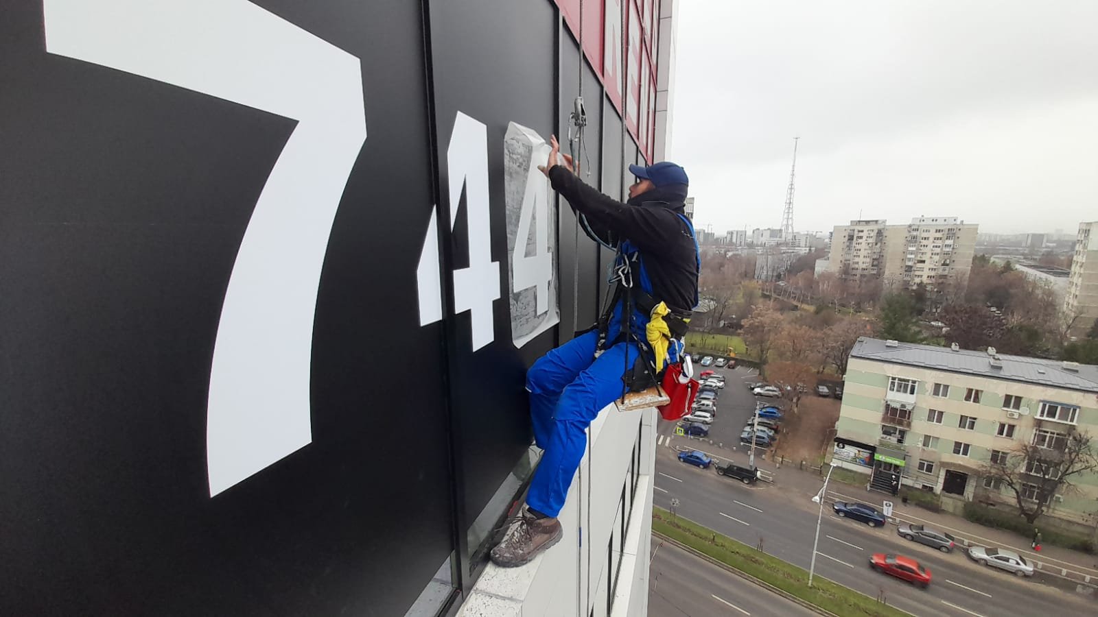 Alpiniști utilitari High-Alpin la lucru pe o clădire din București